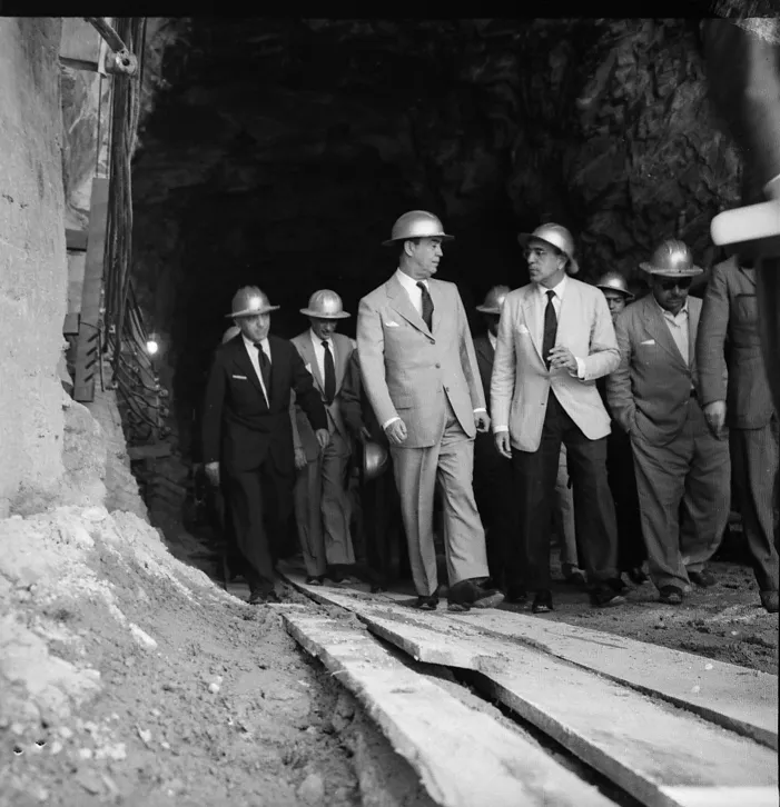 Presidente Juscelino Kubtscheck visitando os túneis que seriam inundados poucas horas depois.